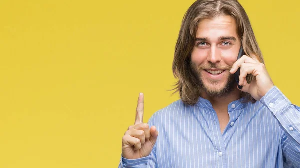 Joven Hombre Guapo Con Pelo Largo Sobre Fondo Aislado Hablando — Foto de Stock