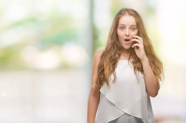 Unga Blonda Kvinnan Använda Smartphone Rädd Chock Med Överraskning Ansikte — Stockfoto