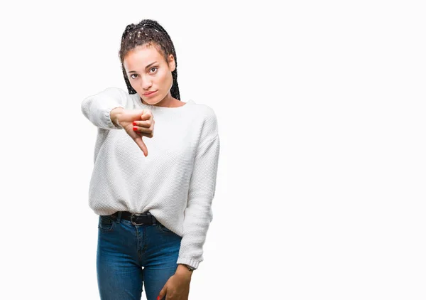 Joven Trenzado Pelo Afroamericano Chica Usando Suéter Invierno Sobre Fondo —  Fotos de Stock