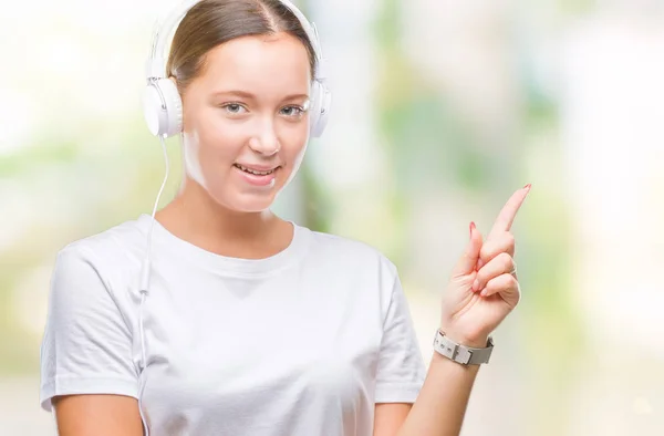 Νέοι Καυκάσιος Γυναίκα Ακούγοντας Μουσική Φορώντας Ακουστικά Πέρα Από Απομονωμένο — Φωτογραφία Αρχείου
