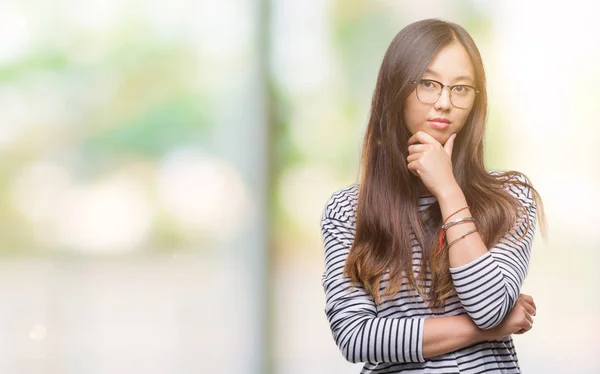 Mujer Asiática Joven Con Gafas Sobre Fondo Aislado Mirando Con —  Fotos de Stock