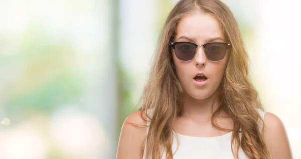 Jonge Blonde Vrouw Dragen Van Een Zonnebril Bang Geschokt Met — Stockfoto