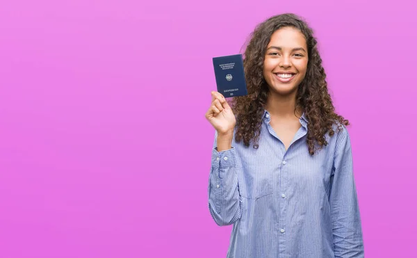 Almanya Pasaportu Ile Ayakta Diş Gösterilen Kendine Güvenen Bir Gülümsemeyle — Stok fotoğraf