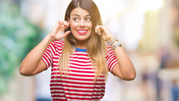 Jeune Belle Femme Look Décontracté Sur Fond Isolé Couvrant Les — Photo