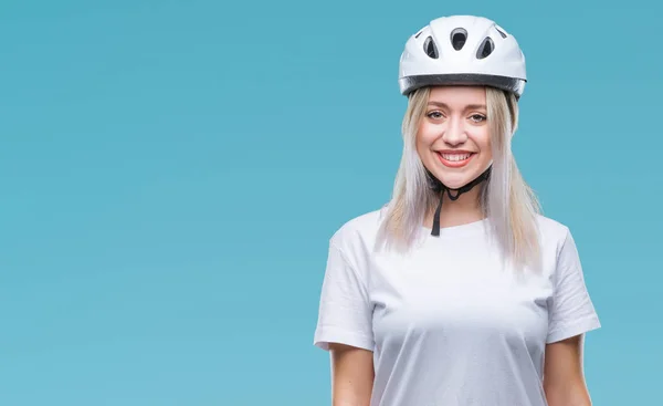 年轻的金发碧眼的女人戴着自行车安全头盔 在孤立的背景与快乐和冷静的笑容在脸上 幸运的人 — 图库照片