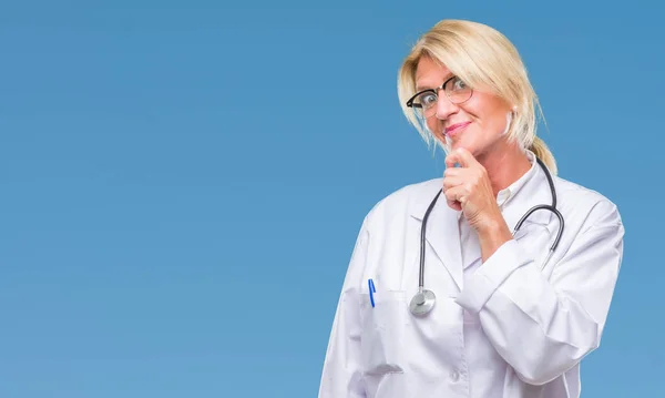 Blonde Ärztin Mittleren Alters Mit Isoliertem Hintergrund Die Selbstbewusst Mit — Stockfoto