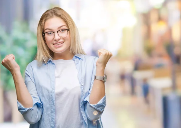 Jonge Kaukasische Zakenvrouw Bril Geïsoleerde Achtergrond Vieren Verrast Verbaasd Voor — Stockfoto