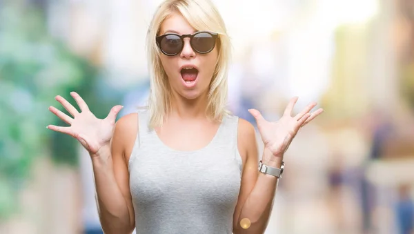 Junge Schöne Blonde Frau Mit Sonnenbrille Über Isoliertem Hintergrund Feiert — Stockfoto