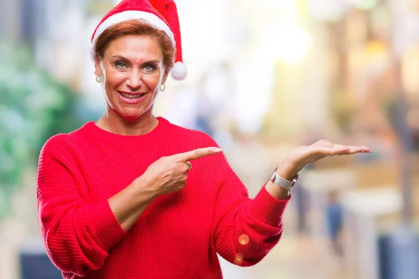 Mulher Ruiva Caucasiana Sênior Atrativa Usando Chapéu Natal Sobre Fundo — Fotografia de Stock