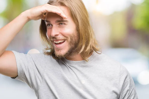 Junger Gutaussehender Mann Mit Langen Haaren Vor Isoliertem Hintergrund Sehr — Stockfoto