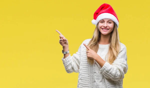 금발의 손가락으로 가리키는 카메라 크리스마스 모자를 — 스톡 사진