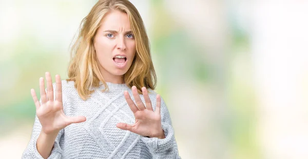 美丽的年轻女子戴眼镜在孤立的背景微笑积极做确定的标志与手和手指 成功的表达 — 图库照片