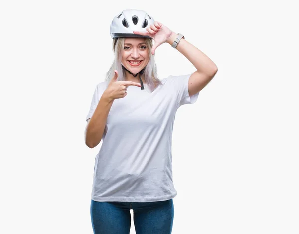 Jovem Loira Vestindo Capacete Segurança Ciclista Sobre Fundo Isolado Sorrindo — Fotografia de Stock