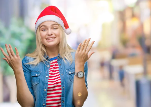 若い白人女性をクリスマスの帽子をかぶっては 背景を祝う怒って叫んで調達とクローズの目が興奮して腕を成功のために狂気を分離しました 勝者の概念 — ストック写真
