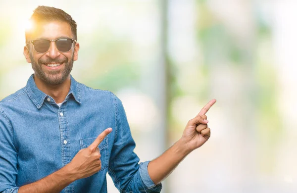 Erwachsener Hispanischer Mann Mit Sonnenbrille Über Isoliertem Hintergrund Lächelt Und — Stockfoto