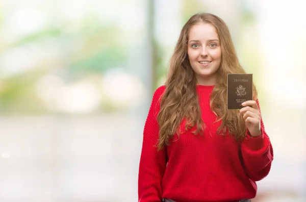 Jovem Loira Segurando Passaporte Dos Estados Unidos América Com Rosto — Fotografia de Stock