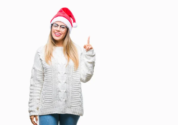 Junge Schöne Frau Mit Weihnachtsmütze Über Isoliertem Hintergrund Mit Erhobenem — Stockfoto