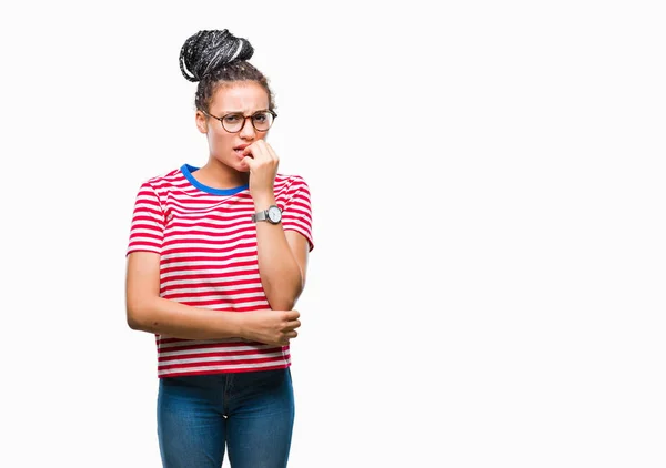 Joven Chica Afroamericana Trenzada Pelo Usando Gafas Sobre Fondo Aislado —  Fotos de Stock