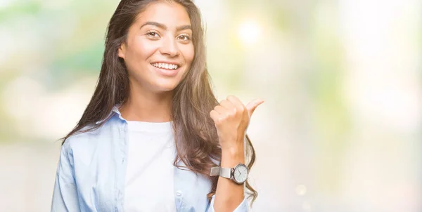 Joven Mujer Árabe Hermosa Sobre Fondo Aislado Sonriendo Con Cara —  Fotos de Stock