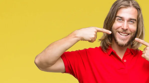 Homem Bonito Jovem Com Cabelos Longos Sobre Fundo Isolado Sorrindo — Fotografia de Stock