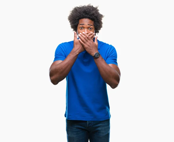 Afro Amerikansk Man Över Isolerade Bakgrund Chockad Som Täcker Munnen — Stockfoto