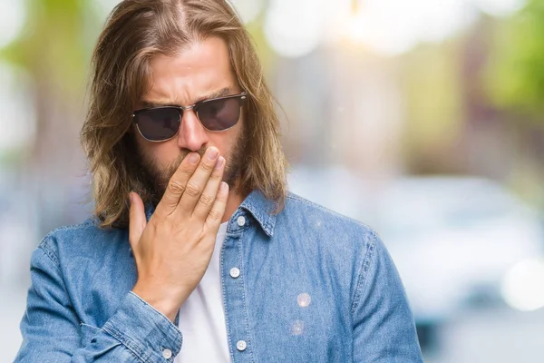 Giovane Bell Uomo Con Capelli Lunghi Sfondo Isolato Invio Messaggi — Foto Stock