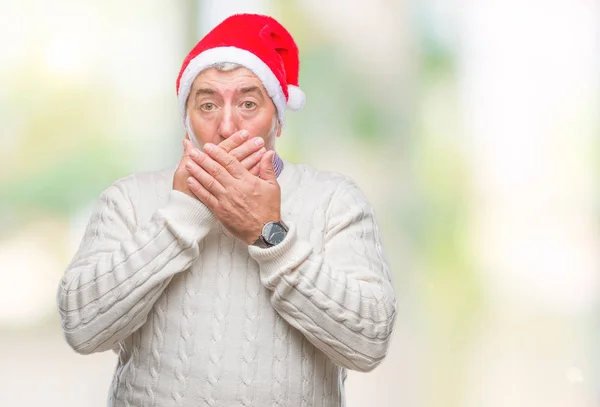 ハンサムな年配の男性が孤立した背景のミスのための手で口を覆っているショックを受けた上クリスマス帽子をかぶっています 秘密の概念 — ストック写真