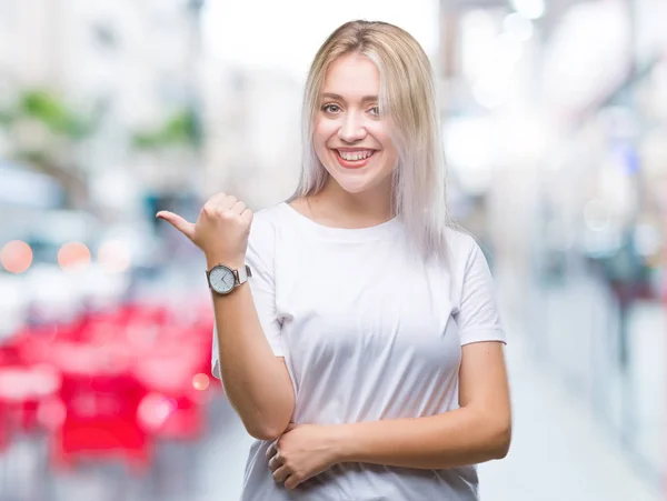 Mladá Blond Žena Izolované Pozadí Usmívající Smajlík Pohledu Přejdete Stranu — Stock fotografie