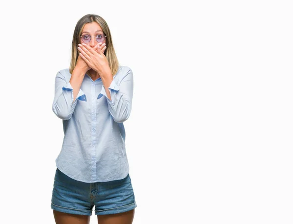 Mooie Jongedame Dragen Van Een Zonnebril Geïsoleerde Achtergrond Geschokt Mond — Stockfoto