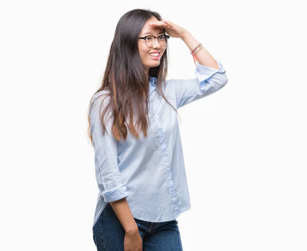 若いアジア ビジネス女性で眼鏡をかけては 非常に幸せと笑顔の頭上の手で遠く離れている背景を隔離しました 概念を検索 — ストック写真