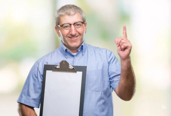 Bello Uomo Ispettore Anziano Che Tiene Appunti Sfondo Isolato Sorpreso — Foto Stock