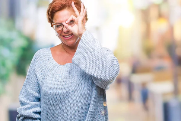 Starší Kavkazské Rusovláska Žena Nosí Brýle Izolované Pozadí Dělá Gesto — Stock fotografie