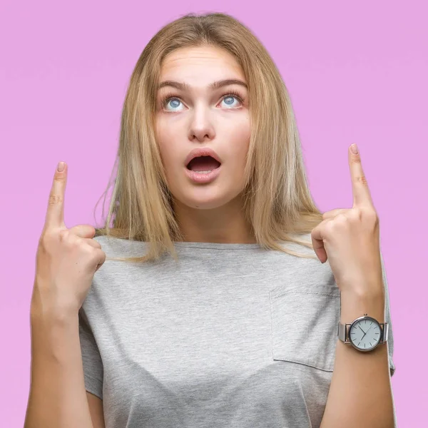 Young Caucasian Woman Isolated Background Amazed Surprised Looking Pointing Fingers — Stock Photo, Image