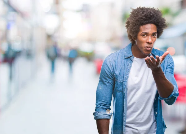 Afro Americano Uomo Sfondo Isolato Guardando Fotocamera Soffiando Bacio Con — Foto Stock