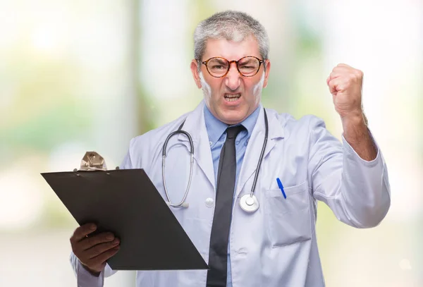 Bonito Médico Sênior Homem Segurando Prancheta Sobre Fundo Isolado Irritado — Fotografia de Stock