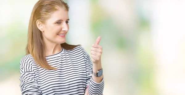 Ältere Schöne Frau Mittleren Alters Trägt Gestreiften Winterpullover Über Isoliertem — Stockfoto