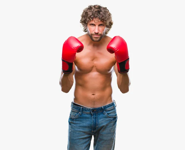 Guapo Boxeador Hispano Con Guantes Boxeo Sobre Fondo Aislado Escéptico — Foto de Stock