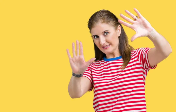 Reife Frau Mittleren Alters Lässigem Shirt Über Isoliertem Hintergrund Lächelnd — Stockfoto