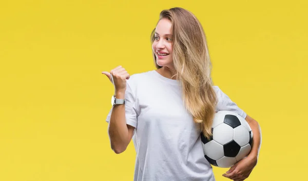 Jovem Bela Mulher Loira Segurando Bola Futebol Sobre Fundo Isolado — Fotografia de Stock