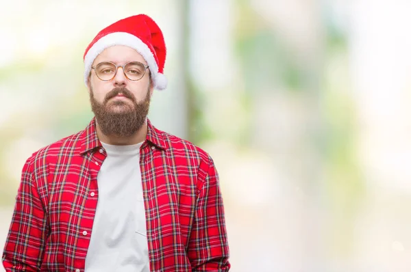 Kaukasische Jongeman Kerstmuts Dragen Geïsoleerde Achtergrond Met Ernstige Uitdrukking Het — Stockfoto