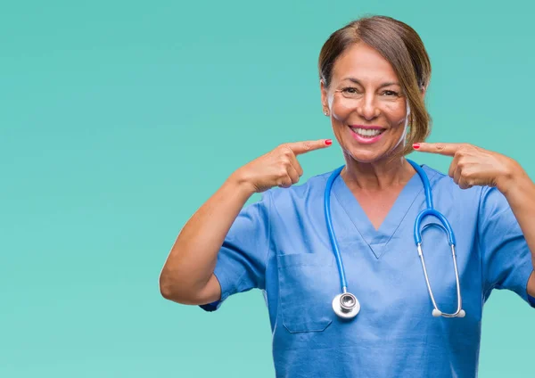Medelåldern Ledande Sjuksköterska Läkare Kvinna Över Isolerade Bakgrund Leende Säker — Stockfoto