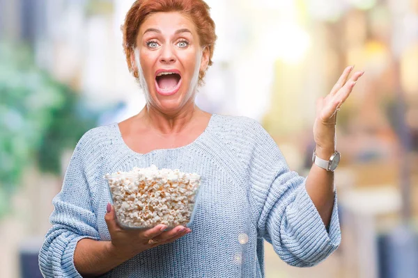 Atrractive Anziano Caucasico Rossa Donna Mangiare Popcorn Sfondo Isolato Molto — Foto Stock