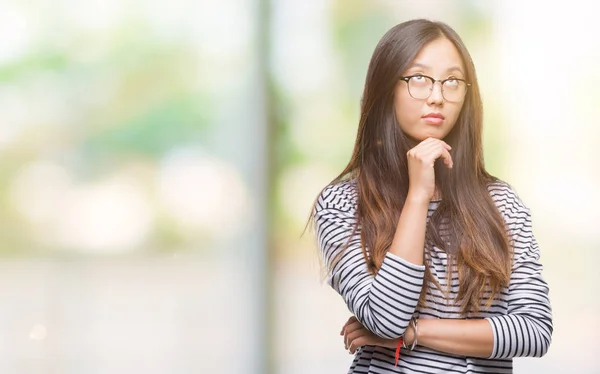 Noszenie Okularów Młodych Asian Kobieta Białym Tle Ręką Podbródek Myślenia — Zdjęcie stockowe