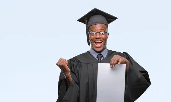 ヤング卒業勝者式祝う勝利笑顔で叫び 手を上げた非常に幸せと興奮 孤立した背景に白紙の学位を保持するアフリカ系アメリカ人 — ストック写真
