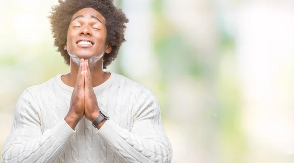 Afro Americký Muž Izolované Pozadí Modlí Rukama Dohromady Žádá Odpuštění — Stock fotografie