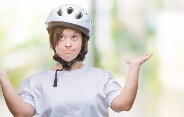 Молодая Взрослая Женщина Велосипедистка Синдромом Дауна Защитном Шлеме Изолированном Фоне — стоковое фото