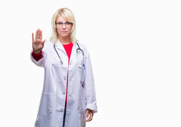 Junge Schöne Blonde Ärztin Die Medizinische Uniform Über Isoliertem Hintergrund — Stockfoto