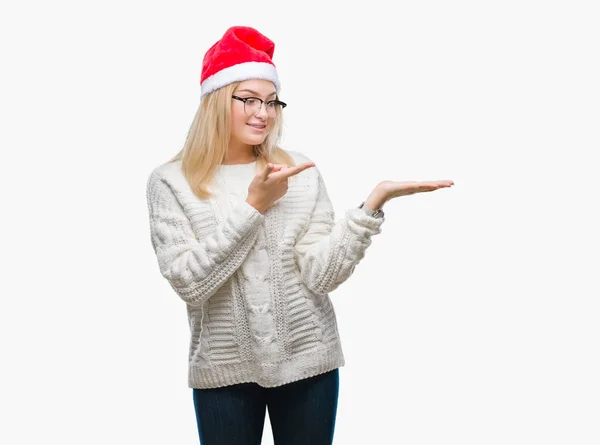 Giovane Donna Caucasica Indossa Cappello Natale Sfondo Isolato Stupito Sorridente — Foto Stock