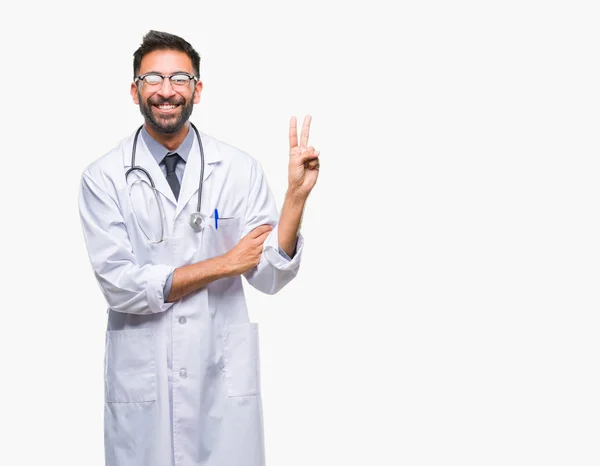 Hombre Médico Hispano Adulto Sobre Fondo Aislado Sonriendo Con Cara — Foto de Stock