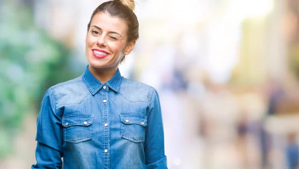 Joven Hermosa Mujer Sobre Fondo Aislado Guiño Mirando Cámara Con — Foto de Stock